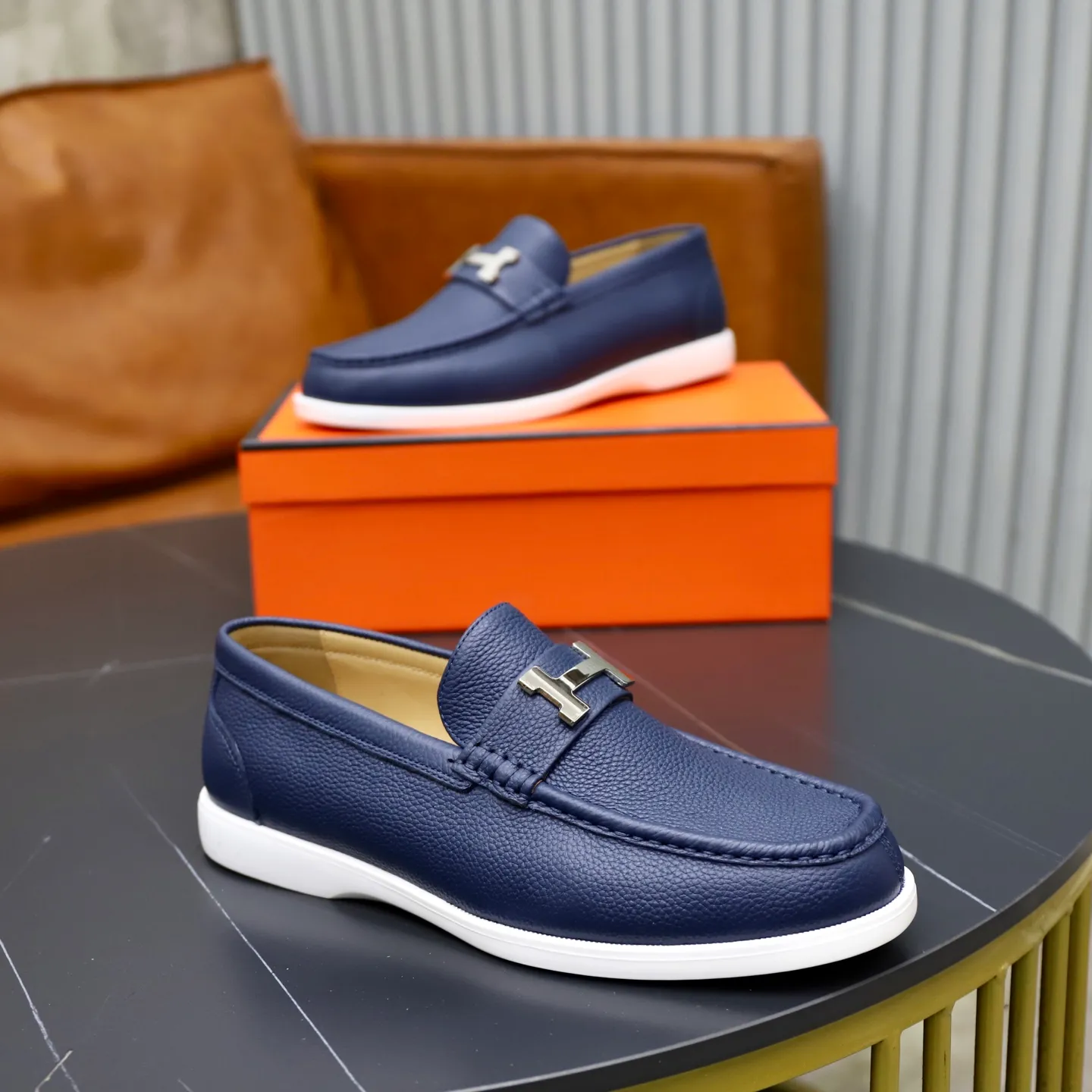Ex-factory price: 560💰Hermès/Hermès slip-on men's shoes. This shoe is made of imported pebbled cowhide. It has simple and smooth lines and is combined with aerodynamically designed 3CM rubber foam ultra-light soles! Youthful and fashionable, classic H-shaped hardware buckle decoration, calf lining gently wraps the feet, with logo cowhide feet, casual and urban style, highlighting youthful vitality, sports and leisure version, super versatile, code number: 38-39-40-41-42-43-44 standard leather shoe size (45 can be customized but does not support returns)
